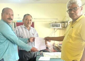 श्रीनगर के पीपल चौंरीं परिसर में तालाबंदी के खिलाफ प्रशासन को दिया ज्ञापन