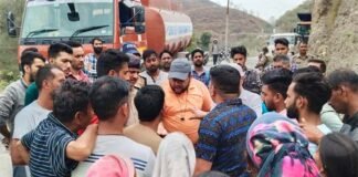ऋषिकेश-कर्णप्रयाग रेल लाइन टनल ब्लास्टिंग के कारण कई घरों में पड़ी दरारें, ग्रामीणों ने रोका रेल परियोजना का निर्माण कार्य Rishikesh-Karnprayag railway line tunnel blasting
