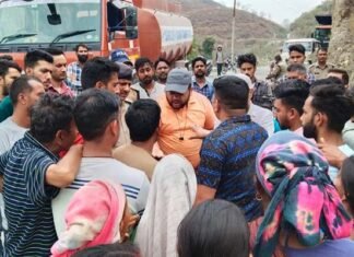 ऋषिकेश-कर्णप्रयाग रेल लाइन टनल ब्लास्टिंग के कारण कई घरों में पड़ी दरारें, ग्रामीणों ने रोका रेल परियोजना का निर्माण कार्य Rishikesh-Karnprayag railway line tunnel blasting