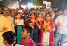 गोकुल शर्मा हत्याकांड मामले में अब तक आरोपी की गिरफ्तारी न होने से नाराज लोगों ने आज फिर कैंडल मार्च निकालकर किया प्रदर्शन