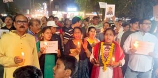 गोकुल शर्मा हत्याकांड मामले में अब तक आरोपी की गिरफ्तारी न होने से नाराज लोगों ने आज फिर कैंडल मार्च निकालकर किया प्रदर्शन