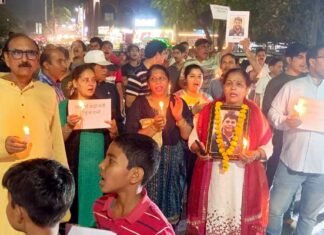 गोकुल शर्मा हत्याकांड मामले में अब तक आरोपी की गिरफ्तारी न होने से नाराज लोगों ने आज फिर कैंडल मार्च निकालकर किया प्रदर्शन