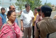 कांग्रेस नेताओं ने लिया ईवीएम की सुरक्षा का जायजा