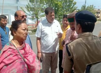 कांग्रेस नेताओं ने लिया ईवीएम की सुरक्षा का जायजा