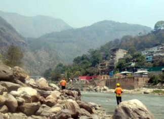 दुखद: ऋषिकेश के पास गंगा नदी में नहाने के दौरान डूबा बेटा, बचाने कूदे पिता भी तेज बहाव में बहे, सर्च ऑपरेशन में जुटी SDRF की टीम Father and son drowned while bathing in Ganga river