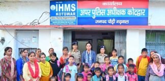 भिक्षावृत्ति में लिप्त बच्चों के हाथों में अब होंगी किताबें और कलम, ऑपरेशन मुक्ति अभियान के तहत पौड़ी पुलिस ने 52 बच्चों का विभिन्न स्कूलों में कराया दाखिला Operation Mukti Abhiyan