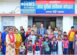 भिक्षावृत्ति में लिप्त बच्चों के हाथों में अब होंगी किताबें और कलम, ऑपरेशन मुक्ति अभियान के तहत पौड़ी पुलिस ने 52 बच्चों का विभिन्न स्कूलों में कराया दाखिला Operation Mukti Abhiyan