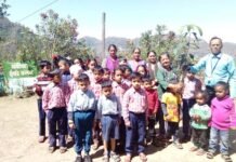 शिक्षक आनंद सिंह पंवार ने अपनी शादी की 25वीं सालगिरह के पर लगाए फलदार पेड़ पौधे, अब तक लगा चुके हैं 25000 पेड़ पौधे