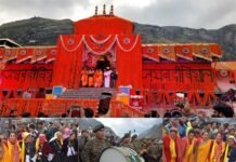 Chardham Yatra 2024: पारंपरिक मांगलिक स्वर लहरियों एवं आर्मी बैंड की धुन के बीच खुले बद्रीनाथ धाम के कपाट, हजारों श्रद्धालु बने इस पावन पल के साक्षी