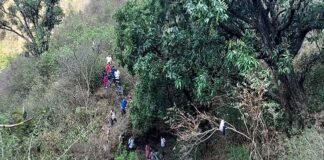 उत्तराखंड में दुखद हादसा: गहरी खाई में गिरी कार, पति-पत्नी और बेटी की मौत, बेटा घायल