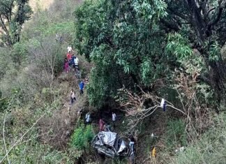 उत्तराखंड में दुखद हादसा: गहरी खाई में गिरी कार, पति-पत्नी और बेटी की मौत, बेटा घायल