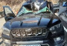 तोताघाटी में हादसा: दिल्ली से केदारनाथ जा रहे तीर्थयात्रियों के वाहन के ऊपर गिरा बोल्डर, चार लोग घायल car accident near tota ghati