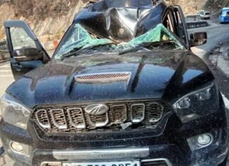 तोताघाटी में हादसा: दिल्ली से केदारनाथ जा रहे तीर्थयात्रियों के वाहन के ऊपर गिरा बोल्डर, चार लोग घायल car accident near tota ghati