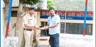 उत्तराखंड पुलिस की ईमानदारी के कायल हुए चारधाम यात्री, ड्यूटी के दौरान मिले ज्वैलरी और नगदी से भरे पर्स को महिला को सकुशल लौटाया Uttarakhand Police safely returns purse full of jewelery and cash to woman