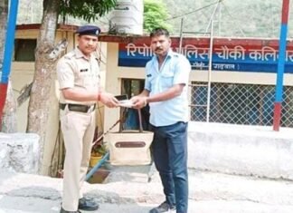 उत्तराखंड पुलिस की ईमानदारी के कायल हुए चारधाम यात्री, ड्यूटी के दौरान मिले ज्वैलरी और नगदी से भरे पर्स को महिला को सकुशल लौटाया Uttarakhand Police safely returns purse full of jewelery and cash to woman