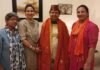 राज्य महिला आयोग की अध्यक्ष विमला बाथम को उत्तराखंड की पारंपरिक पोशाक पिछोड़ व तिकोनी टोपी भेंट कर किया सम्मानित