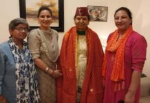 राज्य महिला आयोग की अध्यक्ष विमला बाथम को उत्तराखंड की पारंपरिक पोशाक पिछोड़ व तिकोनी टोपी भेंट कर किया सम्मानित