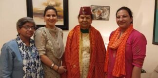 राज्य महिला आयोग की अध्यक्ष विमला बाथम को उत्तराखंड की पारंपरिक पोशाक पिछोड़ व तिकोनी टोपी भेंट कर किया सम्मानित
