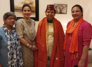 राज्य महिला आयोग की अध्यक्ष विमला बाथम को उत्तराखंड की पारंपरिक पोशाक पिछोड़ व तिकोनी टोपी भेंट कर किया सम्मानित