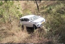 पौड़ी कांसखेत मार्ग पर छजोलीधार के समीप सड़क से नीचे गिरी कार, वाहन सवार सभी लोग सुरक्षित
