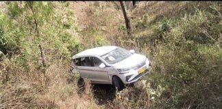 पौड़ी कांसखेत मार्ग पर छजोलीधार के समीप सड़क से नीचे गिरी कार, वाहन सवार सभी लोग सुरक्षित