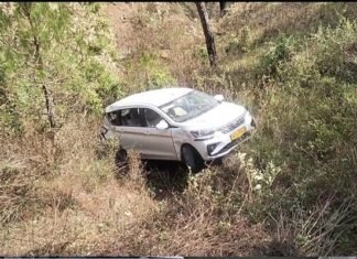 पौड़ी कांसखेत मार्ग पर छजोलीधार के समीप सड़क से नीचे गिरी कार, वाहन सवार सभी लोग सुरक्षित