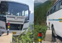 रुद्रप्रयाग-गौरीकुंड हाईवे पर सड़क से बाहर खाई की तरफ लटकी बस, हलक में अटकी 30 यात्रियों की जान