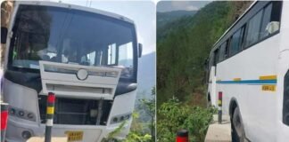 रुद्रप्रयाग-गौरीकुंड हाईवे पर सड़क से बाहर खाई की तरफ लटकी बस, हलक में अटकी 30 यात्रियों की जान