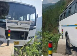रुद्रप्रयाग-गौरीकुंड हाईवे पर सड़क से बाहर खाई की तरफ लटकी बस, हलक में अटकी 30 यात्रियों की जान
