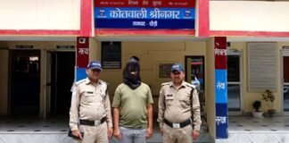 बेस अस्पताल श्रीनगर में फर्जी डॉक्टर बनकर आया युवक, चेकअप के बहाने नाबालिग को ले गया बाथरूम ओर, सीसीटीवी फुटेज के जरिए पकड़ा गया fake doctor arrest in srinagar base Hospital