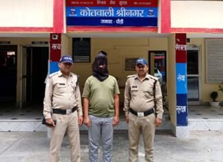 बेस अस्पताल श्रीनगर में फर्जी डॉक्टर बनकर आया युवक, चेकअप के बहाने नाबालिग को ले गया बाथरूम ओर, सीसीटीवी फुटेज के जरिए पकड़ा गया fake doctor arrest in srinagar base Hospital