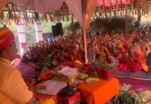 डोटल गांव में श्रीमद् भागवत कथा सुनने के लिए उमड़ी भक्तों की भीड़