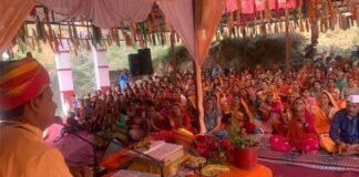 डोटल गांव में श्रीमद् भागवत कथा सुनने के लिए उमड़ी भक्तों की भीड़