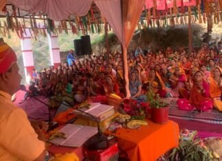 डोटल गांव में श्रीमद् भागवत कथा सुनने के लिए उमड़ी भक्तों की भीड़