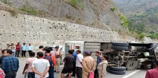 उत्तराखंड में नहीं थम रहे हैं सड़क हादसे, सवारियों से भरी बस डिवाइडर से टकराकर पलटी