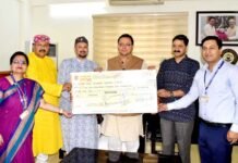 महाराज ने मुख्यमंत्री को सौंपा चार धाम यात्रियों की दुर्घटना सुरक्षा बीमा का चैक
