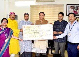 महाराज ने मुख्यमंत्री को सौंपा चार धाम यात्रियों की दुर्घटना सुरक्षा बीमा का चैक