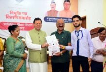 सीएम धामी ने राजकीय पॉलिटेक्निक कॉलेजों के 212 छात्रों को सौंपे नियुक्ति पत्र