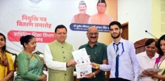 सीएम धामी ने राजकीय पॉलिटेक्निक कॉलेजों के 212 छात्रों को सौंपे नियुक्ति पत्र