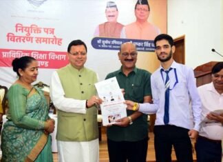 सीएम धामी ने राजकीय पॉलिटेक्निक कॉलेजों के 212 छात्रों को सौंपे नियुक्ति पत्र
