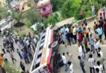 अल्मोड़ा-हल्द्वानी हाईवे पर बड़ा हादसा, KMOU की सवारियों से भरी बस सड़क पर पलटी bus accident on Almora-Haldwani highway