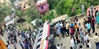 अल्मोड़ा-हल्द्वानी हाईवे पर बड़ा हादसा, KMOU की सवारियों से भरी बस सड़क पर पलटी bus accident on Almora-Haldwani highway
