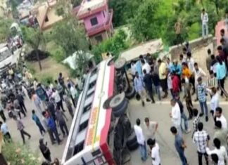 अल्मोड़ा-हल्द्वानी हाईवे पर बड़ा हादसा, KMOU की सवारियों से भरी बस सड़क पर पलटी bus accident on Almora-Haldwani highway