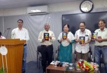 गढ़रत्न नरेन्द्र सिंह नेगी द्वारा डॉ. एमएन नौड़ियाल की पुस्तक ‘चरागों के शहर में अंधेरे’ का विमोचन Darkness in the city of lights