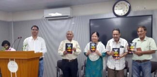 गढ़रत्न नरेन्द्र सिंह नेगी द्वारा डॉ. एमएन नौड़ियाल की पुस्तक ‘चरागों के शहर में अंधेरे’ का विमोचन Darkness in the city of lights