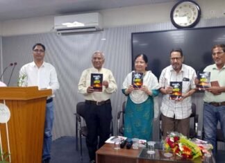 गढ़रत्न नरेन्द्र सिंह नेगी द्वारा डॉ. एमएन नौड़ियाल की पुस्तक ‘चरागों के शहर में अंधेरे’ का विमोचन Darkness in the city of lights