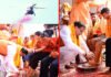 मुख्यमंत्री ने हरिद्वार में शिवभक्त कांवड़ियों के चरण धोकर किया स्वागत, हेलीकाॅप्टर से की गई पुष्पवर्षा
