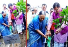 गुरू पूर्णिमा के शुभ अवसर पर सीएम धामी ने ‘एक पेड़ मां के नाम’ अभियान के अंतर्गत अपनी माताजी संग किया पौधारोपण