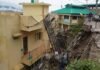 भारी बारिश से पौड़ी-श्रीनगर रोड पर टूटा पुश्ता, 5 दुपहिया वाहन दबे embankment broke on Pauri-Srinagar road