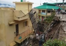 भारी बारिश से पौड़ी-श्रीनगर रोड पर टूटा पुश्ता, 5 दुपहिया वाहन दबे embankment broke on Pauri-Srinagar road